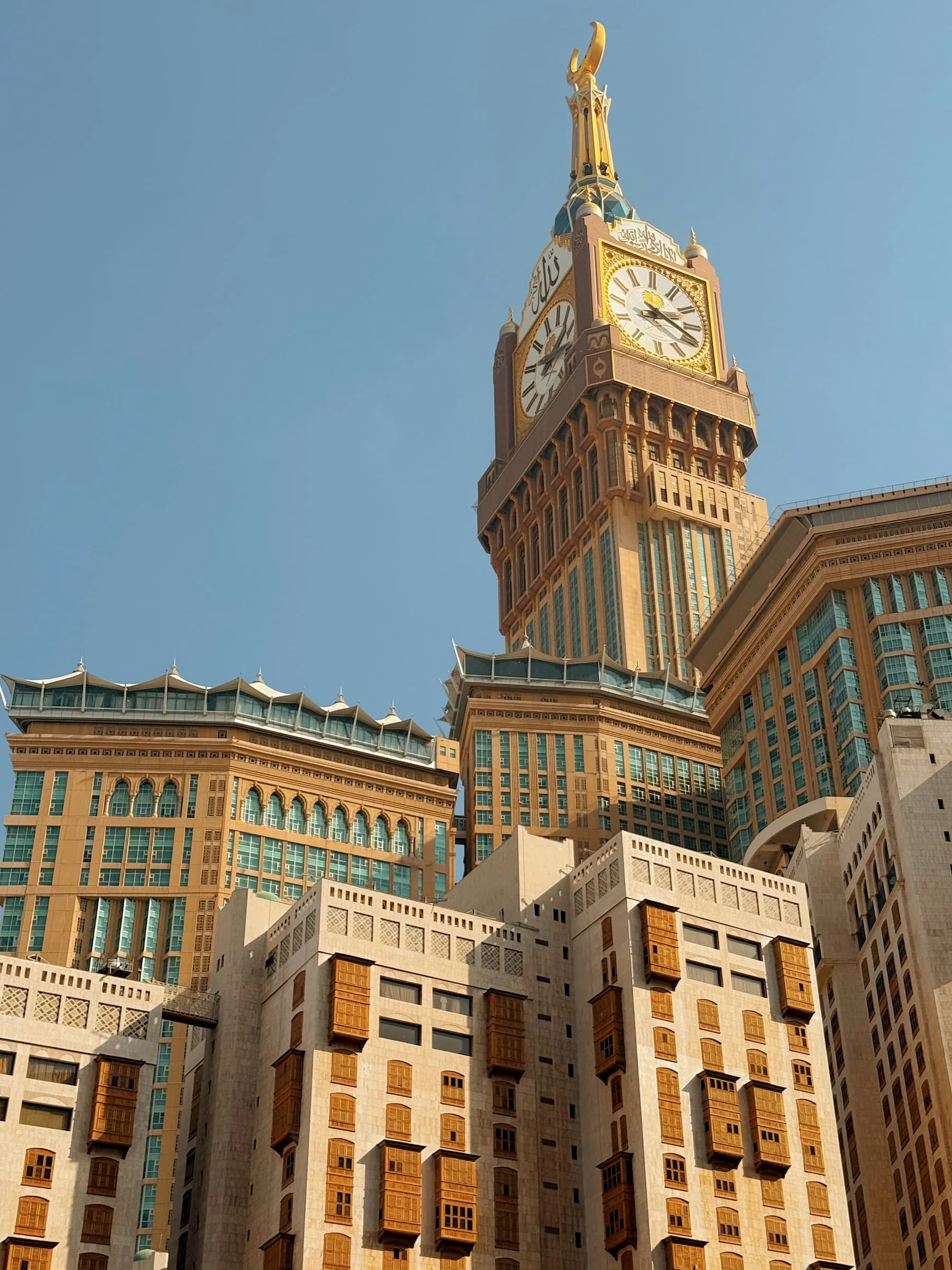 برج الساعة في مكة المكرمة وواجهات المباني المحيطة به.